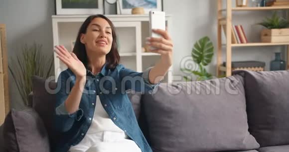 有魅力的女人用智能手机打视频电话的慢动作视频的预览图