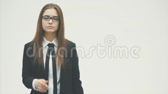 年轻漂亮的女孩拿着绿色的泡泡作为文字孤立在白色的背景上视频的预览图