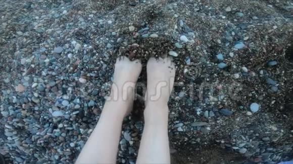 女腿背景沙滩上的鹅卵石海休息和放松慢动作度假视频的预览图