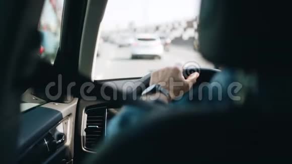 一个人骑着一辆车穿过大城市的一座桥从后座上看到的视频的预览图