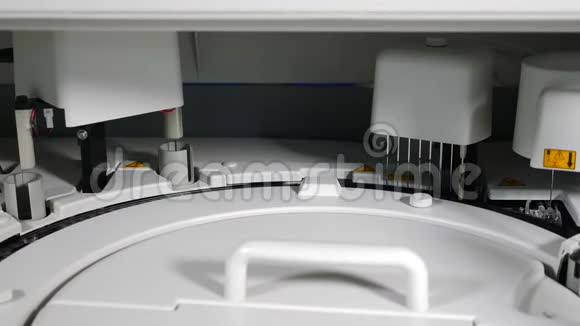 生化血液检测血液和DNA样本探针在专业临床分析仪中检测血液自动化进程视频的预览图