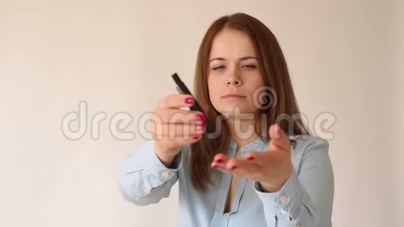 女人用柳叶刀取血样糖尿病的概念视频的预览图