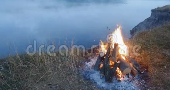 河边着火了视频的预览图