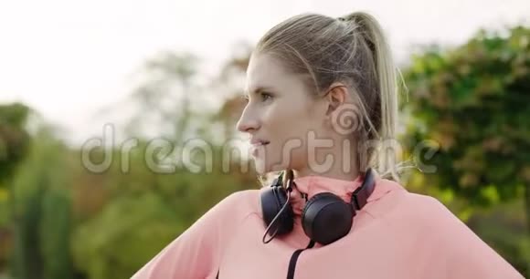 少妇在慢跑前戴上耳机视频的预览图