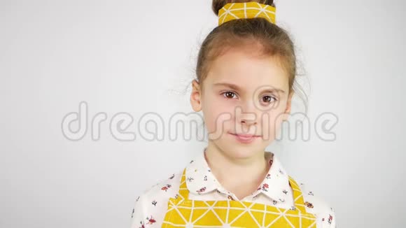 合上可爱的女孩露出美味的标志现代黄色厨师制服慢动作视频的预览图
