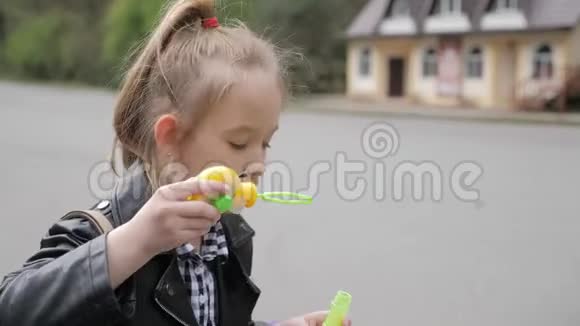 小女孩在夏天公园吹肥皂泡慢音乐视频视频的预览图