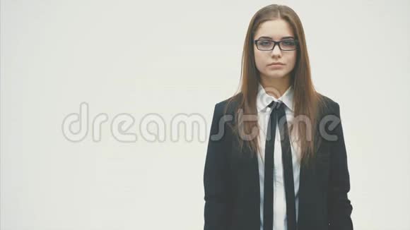 年轻漂亮的女孩拿着绿色的泡泡作为文字孤立在白色的背景上视频的预览图
