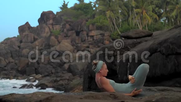 瑜伽老师在岸上慢动作进入马岛视频的预览图