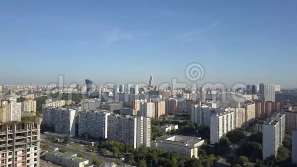 莫斯科市4K鸟瞰图莫斯科市区住宅区的无人机射击阳光明媚的莫斯科城市景观高层建筑视频的预览图