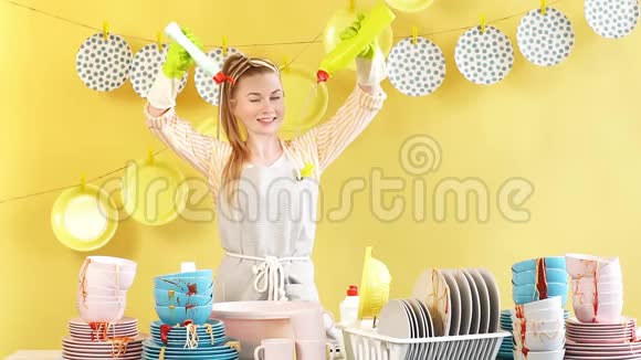 有创意的有魅力的家庭主妇做洗碗液实验视频的预览图