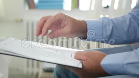 商人形象坐在办公室的椅子上在议程上写信息视频的预览图