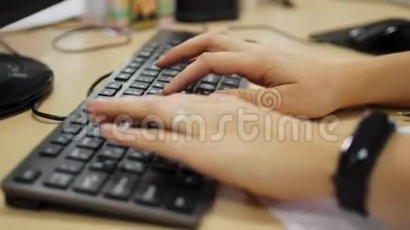女人用电脑工作用木桌画细节视频的预览图