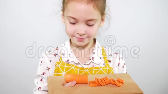 把十几岁的女孩关起来吃胡萝卜片摄影棚视频的预览图