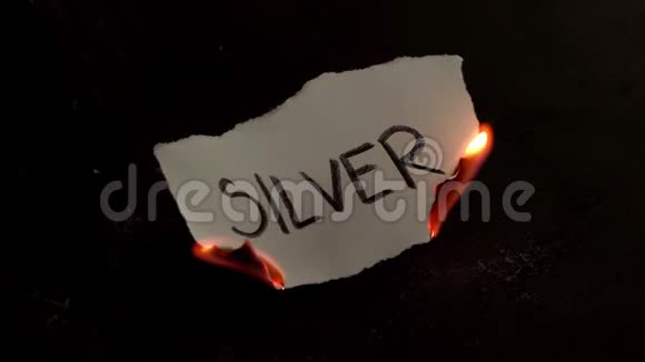 白纸上写的银字烧伤带着烟雾和灰烬的火焰视频的预览图