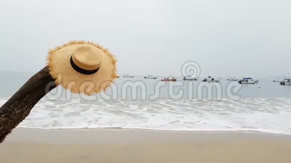 女孩的帽子和海洋背景视频的预览图