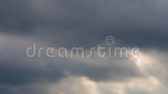阳光透过云层的缝隙形成的光柱视频的预览图