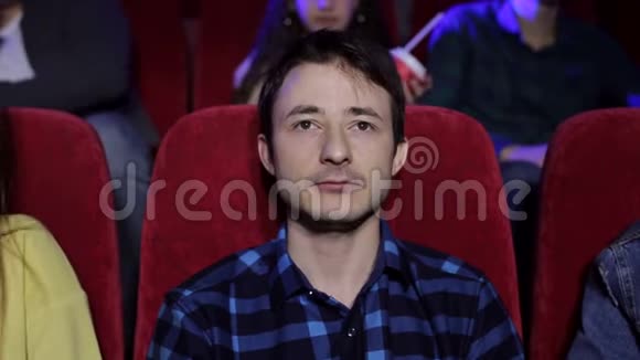 一个情绪激动的年轻人在电影院看一部悲伤的电影哭着哭着视频的预览图