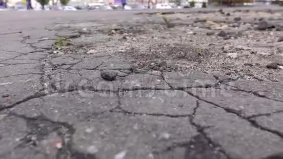 有坑坑洼洼的旧沥青路视频的预览图