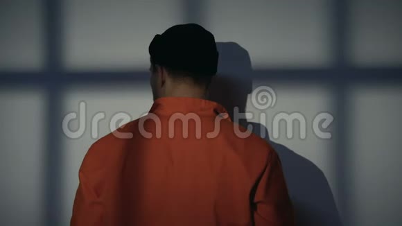 欧洲囚犯面对面站着监狱里的安全规则控制视频的预览图