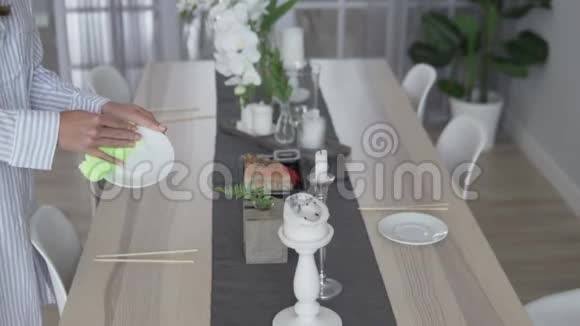 一个女人躺在节日的桌子上视频的预览图