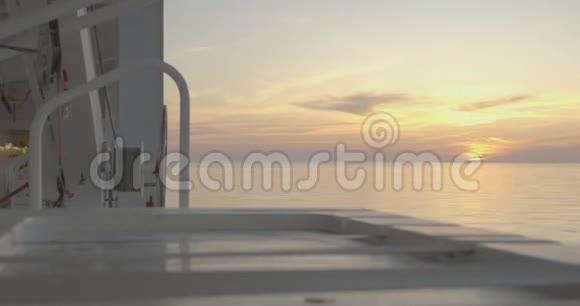在公海日落从移动巡洋舰的露天甲板看时间推移视频的预览图