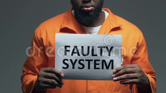 美国黑人囚犯手中纸板上的错误系统短语混乱视频的预览图
