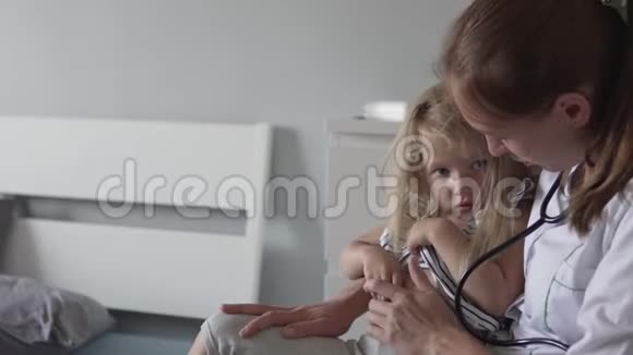 医生在医院检查一个小女孩视频的预览图
