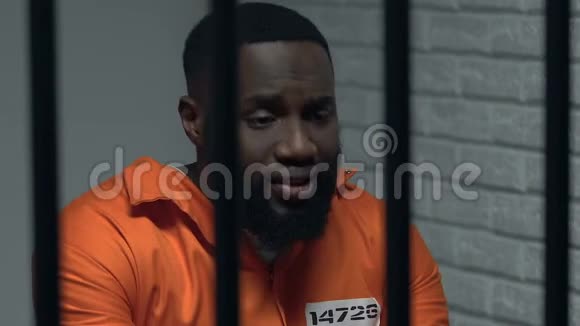 对犯了罪犯了终身错误感到遗憾的非裔美国囚犯视频的预览图