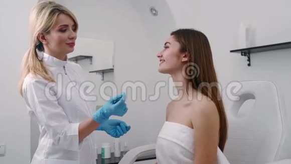 整形外科医生或美容专家检查女性面部用手触摸检查后愈合的皮肤视频的预览图
