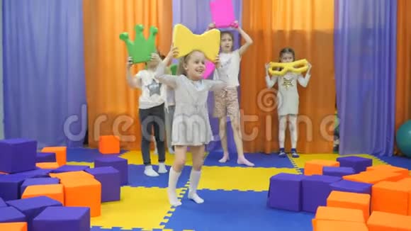 孩子们游戏室小女孩用软玩具玷污视频的预览图