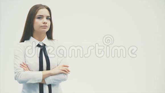 站在白色背景上的年轻漂亮女孩同时接受压力表现出各种手势视频的预览图