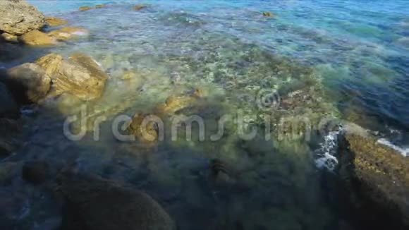 清澈的海水拍打着海岸外的石头美丽的大自然背景旅游旅行和旅行浪漫的心情视频的预览图