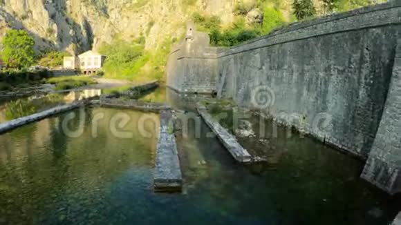 菲舍耶镜头拍摄中世纪科托城市堡垒墙从地面到山在黑山城堡受欢迎的游客视频的预览图