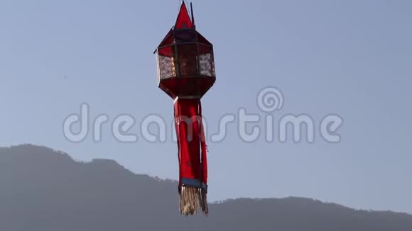红兰娜灯笼挂在屋顶上的天空和山的背景视频的预览图