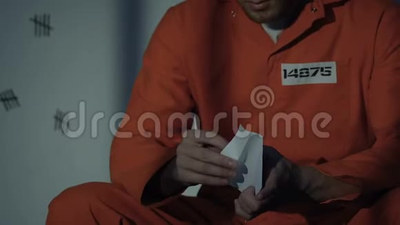 高加索囚犯正在阅读心爱的男性罪犯失踪家庭的信件视频的预览图