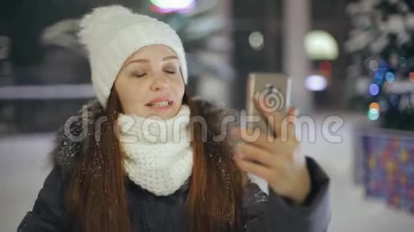生活方式的女人祝贺圣诞朋友和家人使用你的智能手机在社交网络上女孩的肖像视频的预览图
