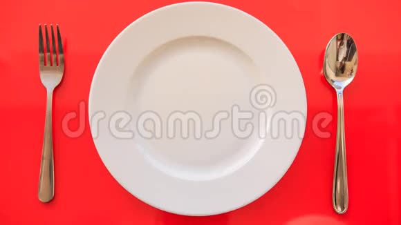 双手将碗放在红桌旁的餐叉上视频的预览图