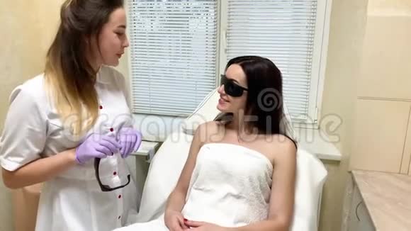 皮肤护理美容美发店的女士接受咨询激光脱毛视频的预览图