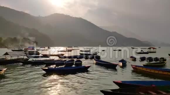 湖中的木船视频的预览图
