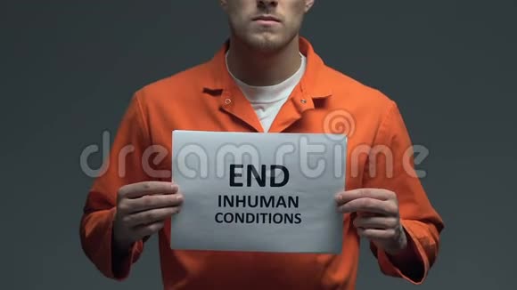 结束白人囚犯手中的不人道条件短语抗议视频的预览图