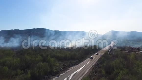 森林大火的烟雾覆盖的景观视频的预览图