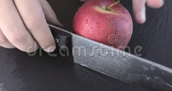 在砧板上切苹果视频的预览图