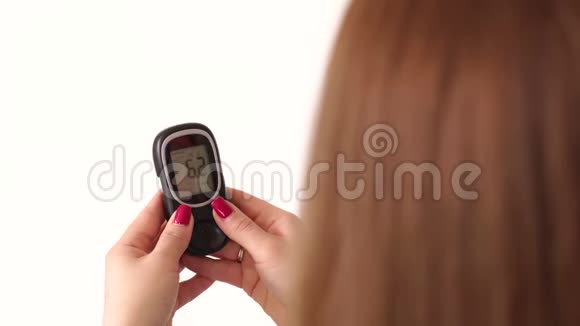 女孩手里拿着血糖仪检查血糖水平迪亚视频的预览图