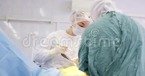 一队外科医生在工作手术的特写医学外科保健理念拍摄红色4k10位颜色视频的预览图