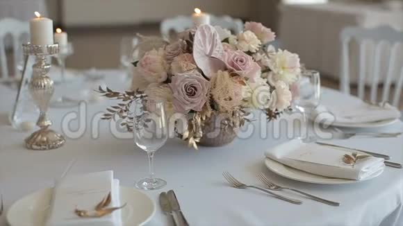 为豪华晚餐准备的优雅装饰的桌子一张装饰着的结婚晚餐桌上烧着视频的预览图