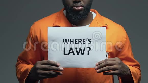 关于非裔美国囚犯手中纸板的法律问题视频的预览图