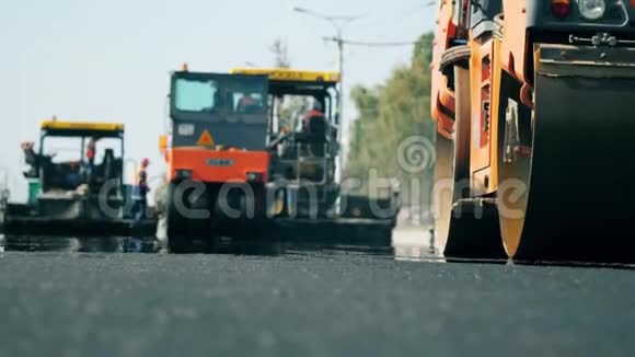 压路机在铺路时在道路上工作视频的预览图
