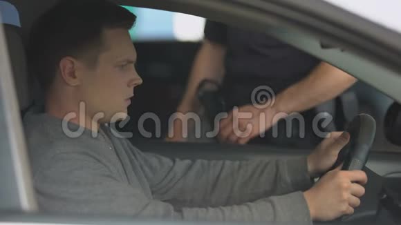 酒后驾车的男司机通过酒精测试结果阳性警方交通管制视频的预览图