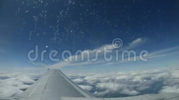 时间推移飞机飞行降低高度落在云层下从窗口到机翼的视图视频的预览图