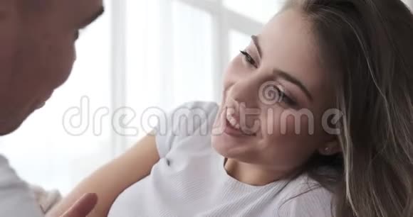 浪漫的情侣在床上聊天视频的预览图